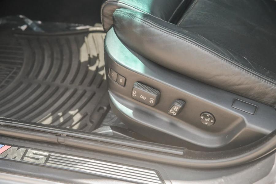 Детали интерьера BMW M5 (E39) 2003 года  (фото 59 из 148)